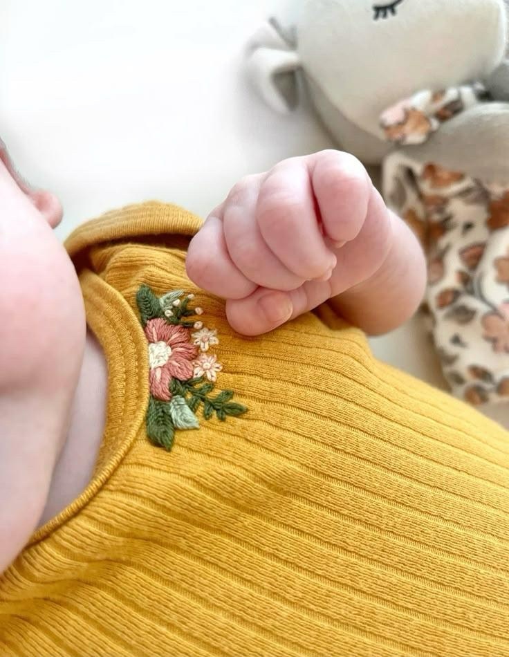 Bestickte Kinderkleidung